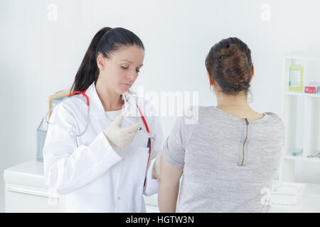 Doctor injecting patients Banque D'Images