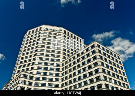 Les bureaux de la banque Crédit Suisse, Canary Wharf, financial district centre. CBD Central Business District. Docklands Isle of Dogs. Londres, Angleterre. Ciel bleu Banque D'Images