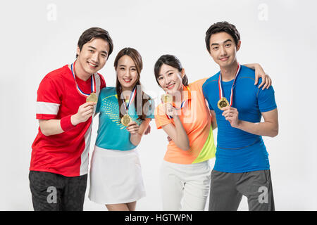 Les jeunes joueurs de sport coréen souriant avec des médailles Banque D'Images