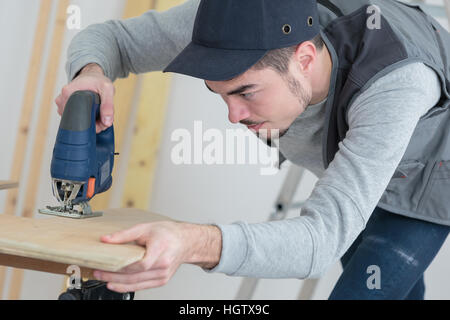 Jeune homme à l'aide de jigsaw Banque D'Images