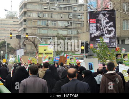 Une grande foule de peuple iranien à Téhéran mars rues durant la Révolution islamique anniversaire rallye, journée nationale de l'Iran Banque D'Images