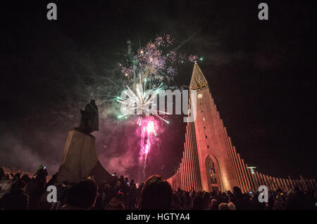 En dehors de l'artifice à Reykjavik Hallgrimskirkja, Islande, Nouvel An 2017. Banque D'Images