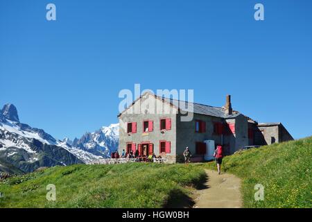 Le Refuge du Col de Balme, dans les Alpes, placés exactement sur la frontière franco-suisse. Banque D'Images