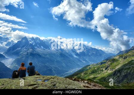 Couple sur une montagne au-dessus de la vallée de Chamonix dans les Alpes françaises. Banque D'Images