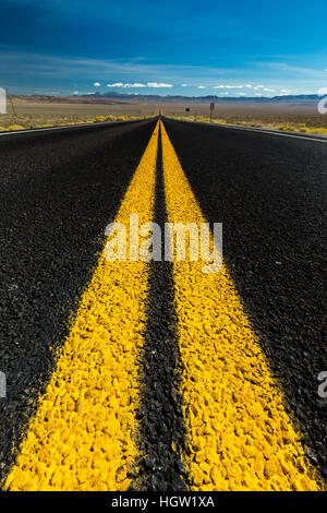 Nous 50, connu sous le nom de route plus solitaire en Amérique, vers l'est entre Fallon et Austin, Nevada, USA Banque D'Images