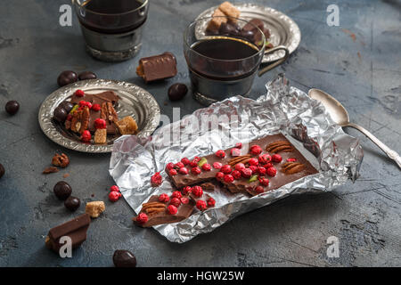 Vintage café dans des coupes en argent sur un fond sombre avec le chocolat. Fermer Banque D'Images