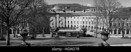 Le croissant de bâtiments et les pentes des jardins, dans la ville de marché de Buxton, parc national de Peak District, Derbyshire, Angleterre Banque D'Images