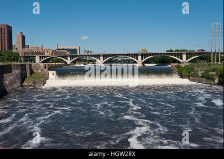 Amérique du Nord, USA, Minnesota, Minneapolis, Haut Saint Anthony Falls from Stone Arch Bridge Banque D'Images