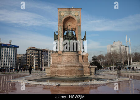 La République Monument à la place Taksim, Istanbul, qui commémore la création de la République turque en 1923. Banque D'Images