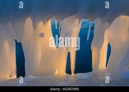 L'épaisseur de la glace formée d'éclaboussures des vagues sur la main courante près de Grand Haven, phare de Grand Haven, Michigan, USA Banque D'Images