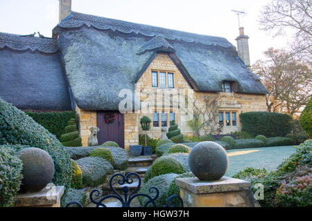 Propriété traditionnelle en pierre de toit de chaume des Cotswolds dans la ville de Chipping Campden, Gloucestershire, Angleterre, Royaume-Uni, 2016 Banque D'Images