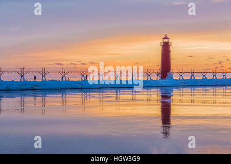 Grand Haven phare au coucher du soleil, à l'embouchure de la rivière Grand où il entre dans le lac Michigan, Grand Haven, Michigan, USA Banque D'Images