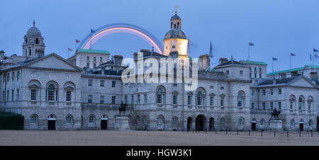 Le London Eye sur Horse Guards Parade, Londres Banque D'Images