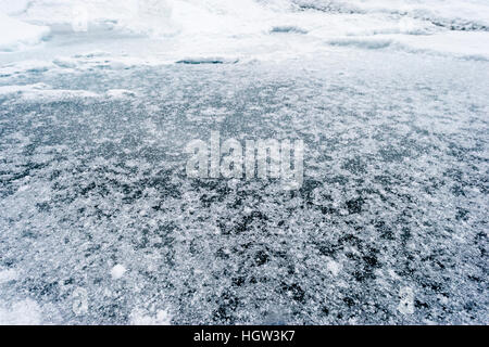 La surface gelée d'un étang de fonte à la surface de la plate-forme de glace du Groenland. Banque D'Images