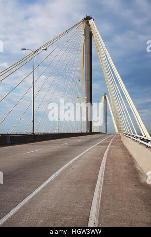 Le pont Clark, également connu sous le pont Cook, à Alton (Illinois), un câble pont assure 67 U.S. Route sur le fleuve Mississippi et a été achevé en 1994. Il a coûté 85 millions de dollars et a été nommé d'après William Clark de Lewis et Clark, relie West Alton, Illinois. Banque D'Images