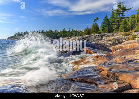 Le fracas des vagues sur le lac Supérieur, le parc provincial du lac Supérieur, en Ontario, Canada. Banque D'Images