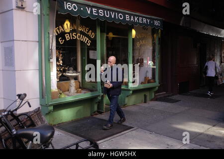 Un homme marche par la célèbre boulangerie Vesuvio à Soho, New York City. Banque D'Images