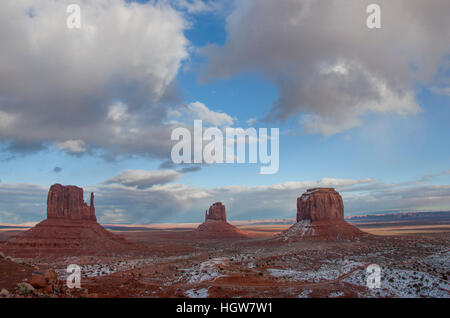 L'Occident et l'Orient Mitten Buttes (gauche et centre), Merrick Butte (droite), Monument Valley Navajo Tribal Park, Utah, USA Banque D'Images