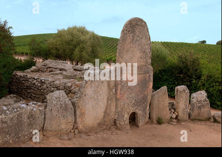 Giant's Tomb Coddu Vecchiu, Arzachena, Gallura, province Sassari, Sardaigne, Sicile, Italie, Europe, Tombe des géants, Tomba di Giganti Banque D'Images