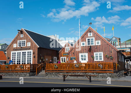 Maisons et restaurant, à l'Harbour Gamli Baukur, Husavik, l'Islande Banque D'Images