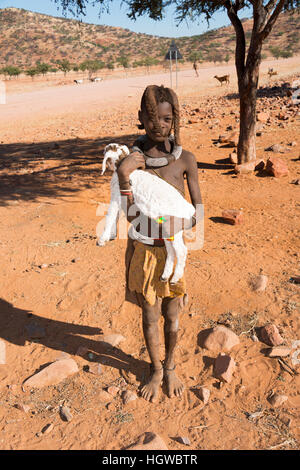 Enfant Himba avec chèvre, Kaokoveld, Namibie, girl Banque D'Images