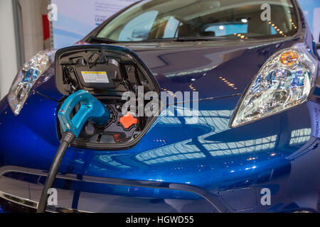 Detroit, Michigan - Le véhicule électrique Nissan Leaf sur l'affichage à la North American International Auto Show. Banque D'Images