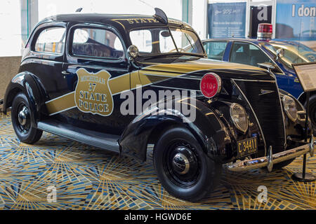 Detroit, Michigan - Un modèle Ford 1937 74 voiture de police de l'État du Michigan sur l'affichage à la North American International Auto Show. Banque D'Images