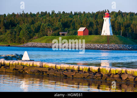 Mulholland Point Light sur l'île Campobello, au Nouveau-Brunswick vu de Lubec, Maine. Banque D'Images