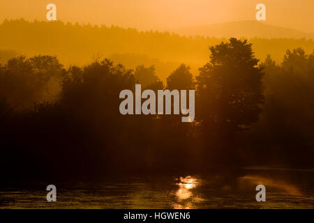 Le lever du soleil sur la rivière Androscoggin, au Bethel, Maine. Banque D'Images