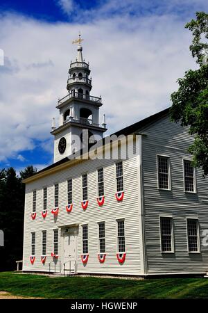 Jaffrey Center, New Hampshire - 11 juillet 2013 : rouge, blanc et bleu azuré sous les fenêtres de l'église de maison de réunion Original 1775 Banque D'Images