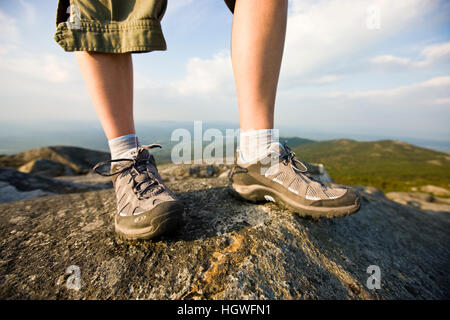 Les pieds d'un randonneur sur le sommet du mont Monadnock dans Monadnock State Park à Jaffrey, New Hampshire. Banque D'Images