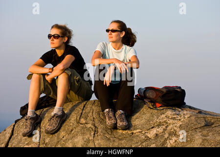 Deux femmes randonneurs sur le sommet du mont Monadnock dans Monadnock State Park à Jaffrey, New Hampshire. Banque D'Images