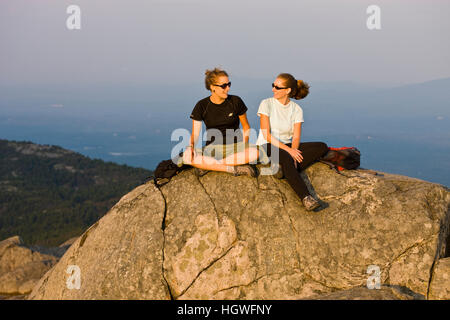 Deux femmes randonneurs sur le sommet du mont Monadnock dans Monadnock State Park à Jaffrey, New Hampshire. Banque D'Images