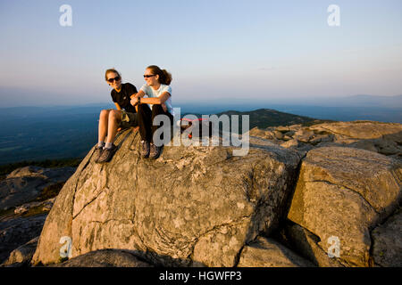 Deux femmes randonneurs sur le sommet du mont Monadnock dans Monadnock State Park à Jaffrey, New Hampshire. Banque D'Images