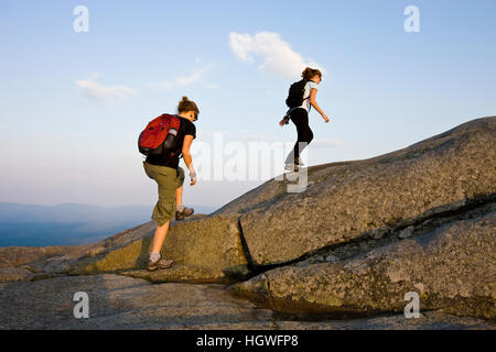 Deux femmes randonneurs sur le sommet du mont Monadnock dans Monadnock State Park à Jaffrey, New Hampshire. Banque D'Images