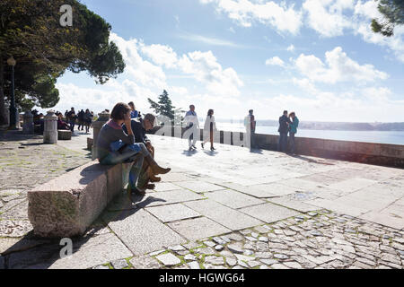 Lisbonne, Portugal : les touristes se sont réunies sur le Miradouro do Castelo de São Jorge à la place d'armes. Banque D'Images