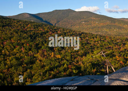 North Moat Mountain comme vu de la cathédrale Ledge dans les Montagnes Blanches du New Hampshire. Echo Lake State Park, North Conway. Banque D'Images