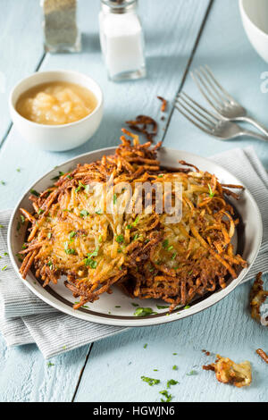 Des pommes de terre traditionnelles Latkes avec sauce aux pommes Banque D'Images