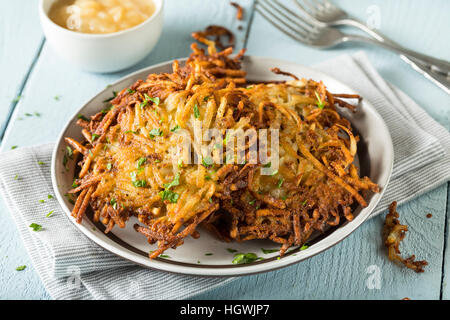 Des pommes de terre traditionnelles Latkes avec sauce aux pommes Banque D'Images