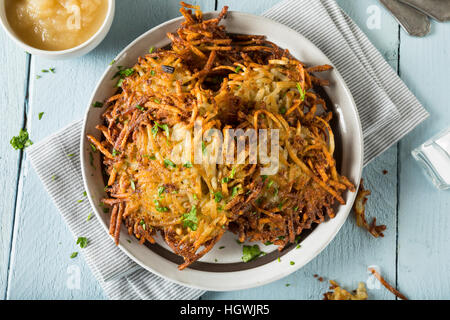 Des pommes de terre traditionnelles Latkes avec sauce aux pommes Banque D'Images