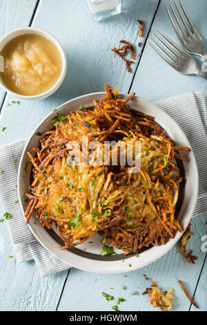 Des pommes de terre traditionnelles Latkes avec sauce aux pommes Banque D'Images