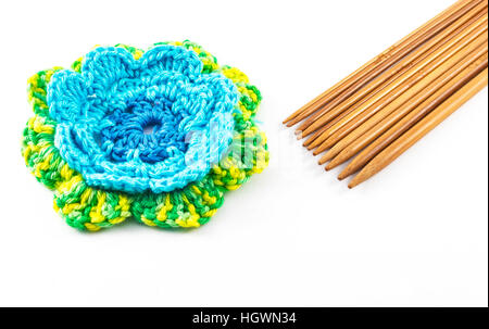 Crochets et fleur sur fond blanc Banque D'Images