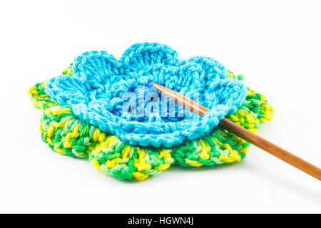 Crochet et fleur sur fond blanc Banque D'Images