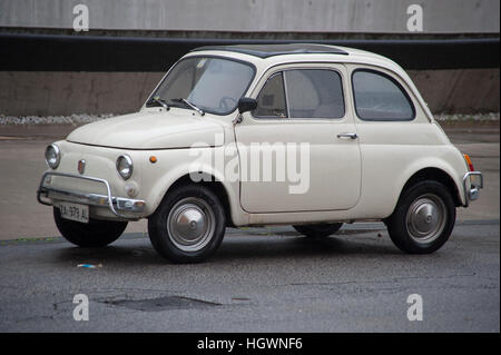 Une Fiat 500 garé dans une rue de Rome Banque D'Images