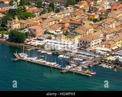 Marina avec voiliers, Bardolino, le lac de Garde, Vénétie, Italie Banque D'Images