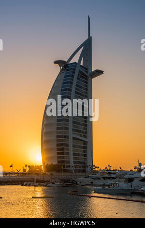 Burj Al Arab hotel de luxe au coucher du soleil, Dubaï, Émirats Arabes Unis Banque D'Images