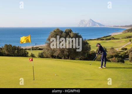 Golfeur mise sur le vert, la Alcaidesa Golf Resort sur la mer Méditerranée et rocher de Gibraltar, Cádiz, Andalousie, Espagne Banque D'Images