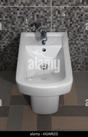 Bidet blanc dans une salle de bains moderne Banque D'Images