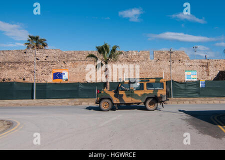 Une voiture militaire passe à côté des anciens murs de Famagouste, Chypre du Nord. Banque D'Images