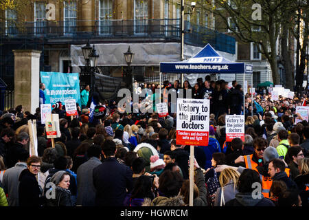 Médecin Junior contient jusqu'une affiche disant "victoire pour les médecins" au cours d'un médecin en protestation à Whitehall, Londres 2016 Banque D'Images